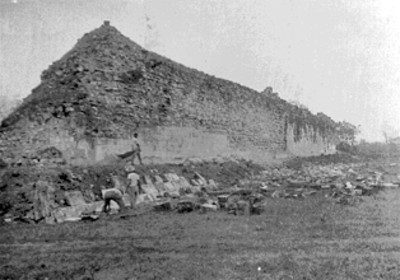 Hombres realizan trabajos de reconstrucción en Chichén Itzá