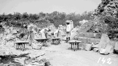 Trabajadores con carretillas junto a la Plataforma de Venus