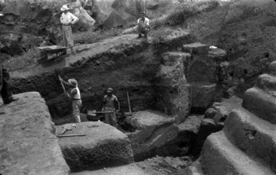 Hombres trabajan en una excavación de una estructura prehispánica