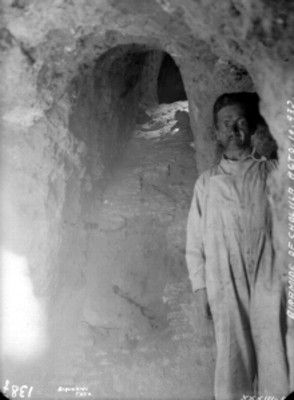Hombre de pie junto a túnel en interior de la Pirámide de Cholula