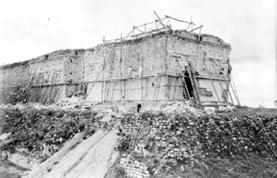 Hombres reconstruyen la fachada del Palacio del Gobernador
