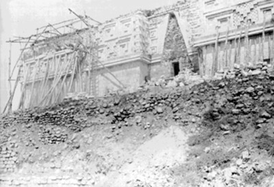 Vista de los trabajos de reconstrucción en una de las puertas del Palacio del Gobernador