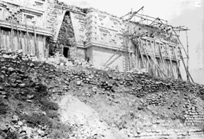 Trabajadores reconstruyen una esquina del Palacio del Gobernador