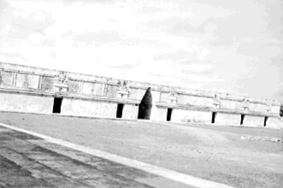 Panorámica del edificio sur en el Cuadrángulo de las Monjas