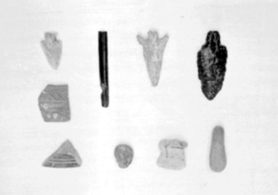 Puntas de proyectil y fragmentos de cerámica