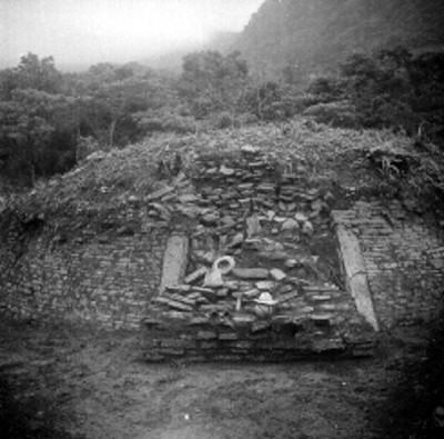 Basamento circular durante su restauración
