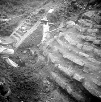 Hombres descansan durante excavación del edificio B