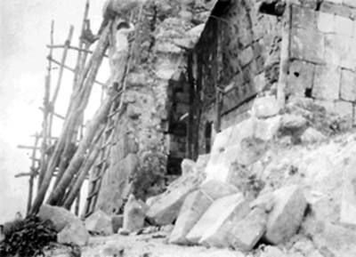 Hombre en obras de restauración del Castillo, reprografía