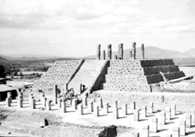 Trabajadores durante la reconstrucción de la pirámide de Tlahuizcalpantecuhtli y el Palacio Quemado, reprografía