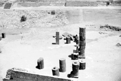 Hombre parado frente a Atlante durante restauración