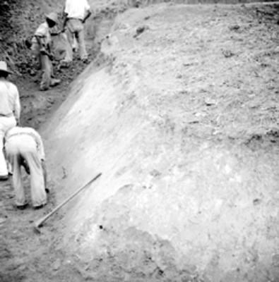 Hombres trabajan en excavación del edificio B en Tamos