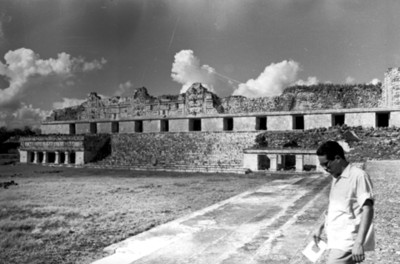 Hombre al interior del Cuadrángulo las monjas