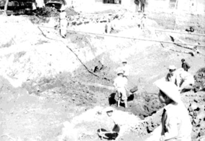 Hombres y niños excavan en Calzada de Tlalpan