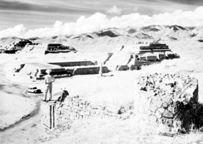 Hombres en la zona arqueológica de Monte Albán antes de su restauración