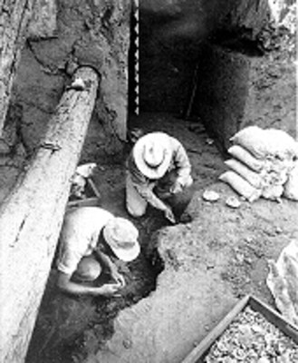 Arqueólogos durante los trabajos de rescate