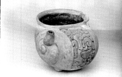 Vaso en forma de caracol marino, con vertedera y un panel en relieve