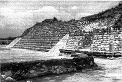 Pirámide restaurada en Xochicalco, reprografía