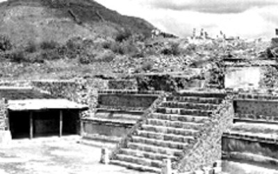 Trabajos de restauración a un costado del Templo de los Jaguares