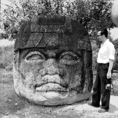 Hombre junto a Cabeza Olmeca