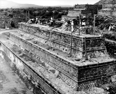 Hombres realizan trabajos de reconstrucción en edificio de la ciudadela