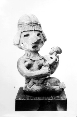 Estatuilla de mujer con un niño en los brazos