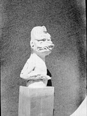 Figurilla de un guerrero con máscara de aspecto fantástico