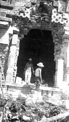 Hombres reconstruyen una puerta del Gran Palacio de Uxmal