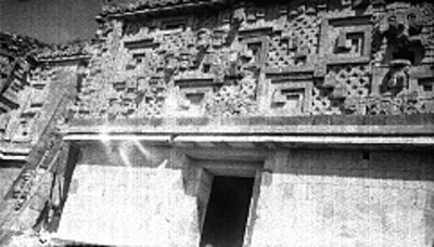 Detalle de los relieves del Palacio del Gobernador en Uxmal