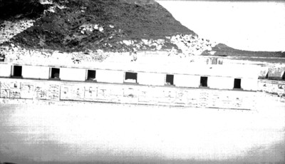 Hombres en los trabajos de limpieza frente al edificio Oeste del Cuadrángulo de las Monjas, Uxmal