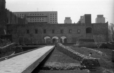 Vista parcial la zona arqueológica de Tlatelolco y al fondo la parte lateral del Templo de Santiago Tlatelolco