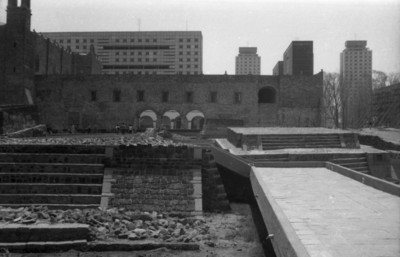 Estructuras de la zona arqueológica de Tlatelolco, al fondo el Templo de Tlatelolco