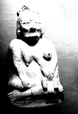 Figurilla de jaina de una anciana con un infante
