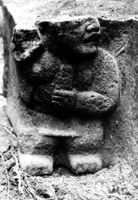 Detalle de un relieve antropomorfo en un altar de San Lorenzo, reprografía