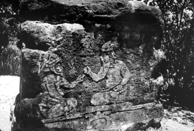 Vista de los relieves antropomorfos del Altar 3