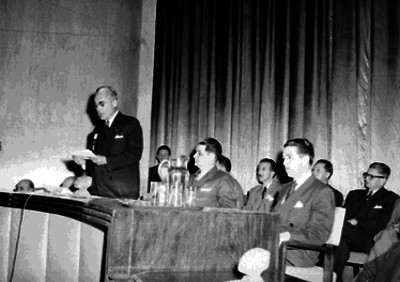 Abraham Ayala González pronunciando un discurso durante un Congreso de Medicina