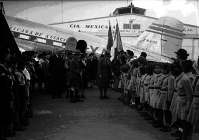 Baden Bowell, esposa del director Mundial Bilwell Olivie, durante una recepción en su honor en el aeropuerto de México