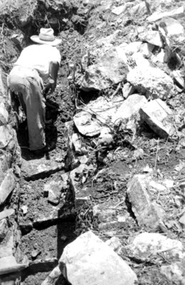 Hombre realiza trabajos de exploración y excavación en Palenque