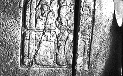 Relieve con glifos mayas