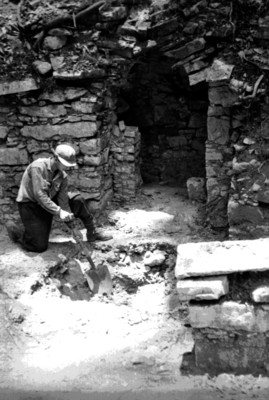 Trabajos de excavación en el interior de un edificio en Palenque