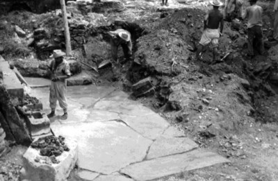 Trabajadores excavan fragmentos de pisos hallados en el patio noreste del Palacio, Palenque