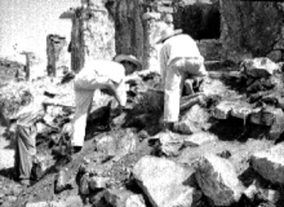 Hombres durante los trabajos de exploración y restauración del Palacio por Alberto Ruz