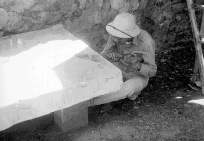 Hombre limpia lápida en Palenque