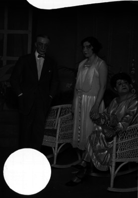 Catalina Bárcenas con actores en una obra de teatro dramático