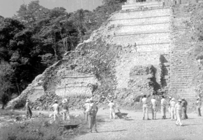 Hombres realizan labores de excavación en el Templo de las Inscripciones