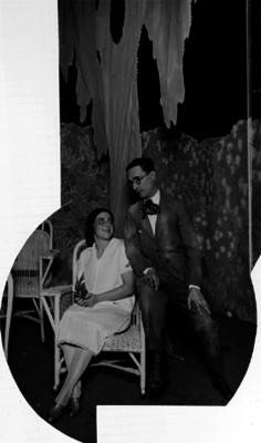 Catalina Bárcenas con actor en una obra de teatro dramático