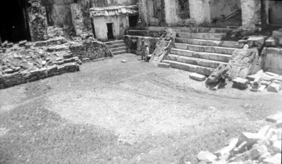 Hombres junto a la casa C en el patio este del Palacio