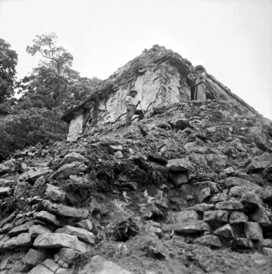 Hombres excavan en el Templo de las Inscripciones