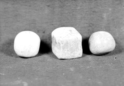 Objetos de forma cuadrada y semiesféricos de jade