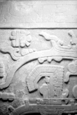 Relieves en la parte superior central de la lápida en la tumba de Pakal, detalle