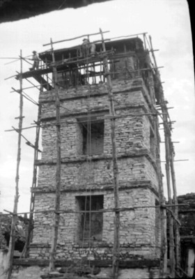 Torre de El Palacio durante restauración, vista parcial